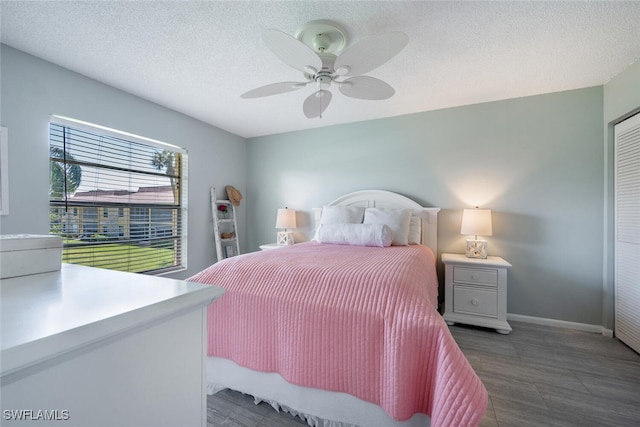 bedroom with ceiling fan, a textured ceiling, and a closet