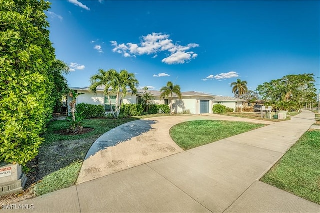 view of front of house featuring a front lawn