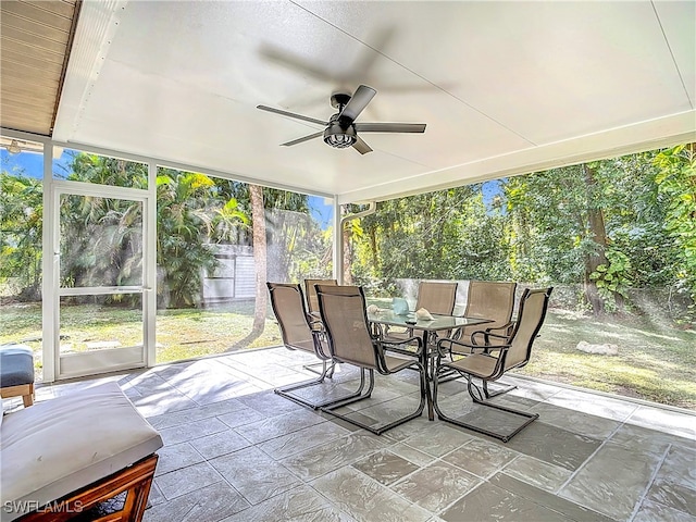 sunroom with ceiling fan