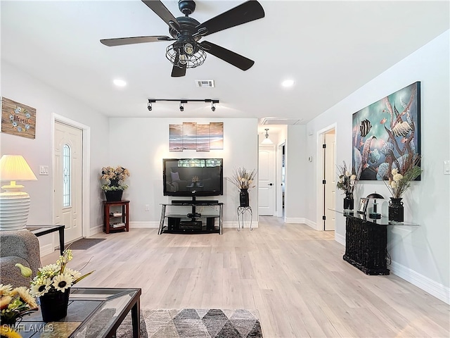 living room with light wood finished floors, baseboards, visible vents, ceiling fan, and recessed lighting