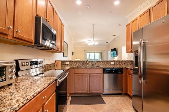 kitchen featuring sink, stainless steel appliances, a chandelier, lofted ceiling, and light tile patterned flooring