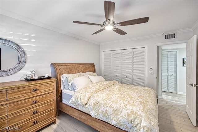 bedroom featuring ceiling fan, a closet, ornamental molding, and light wood-type flooring