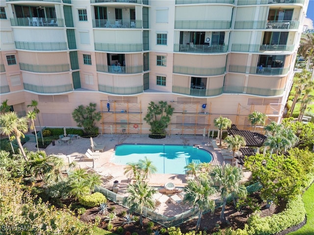 view of swimming pool