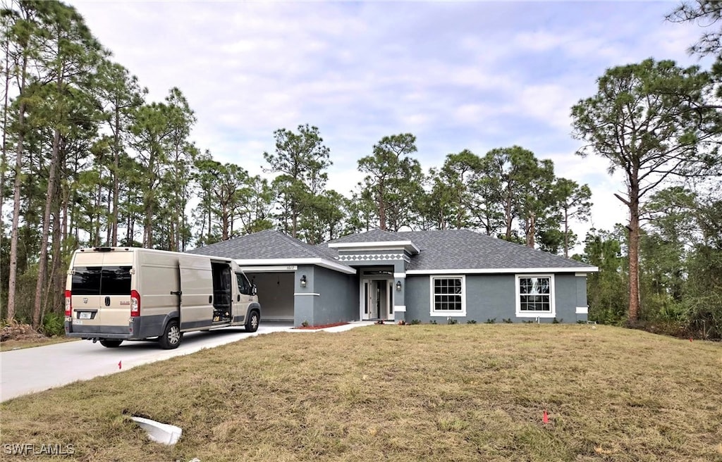 view of front of home featuring a front yard and a carport