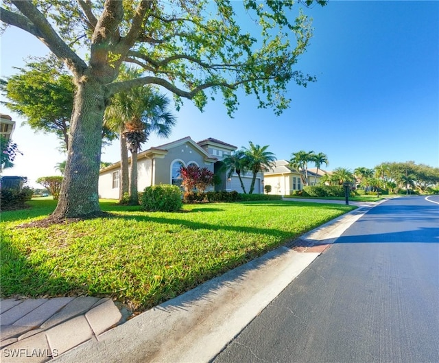 view of front of home featuring a front yard