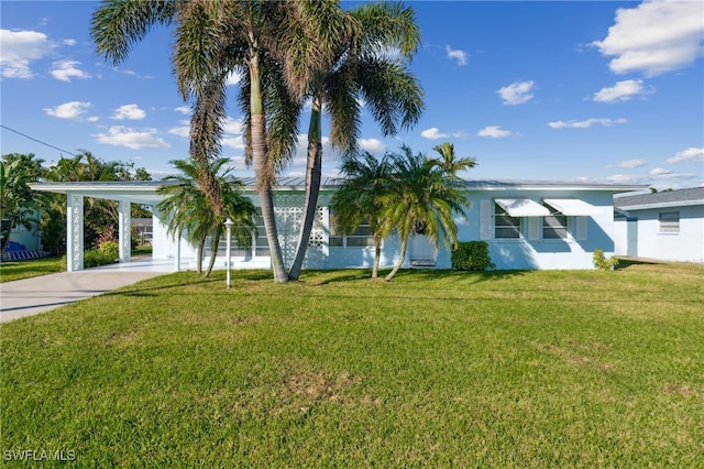 view of front of house featuring a carport and a front lawn