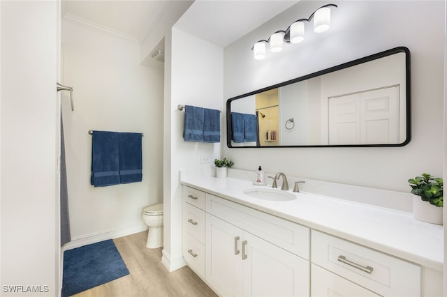 full bathroom featuring toilet, wood finished floors, vanity, a shower with curtain, and crown molding