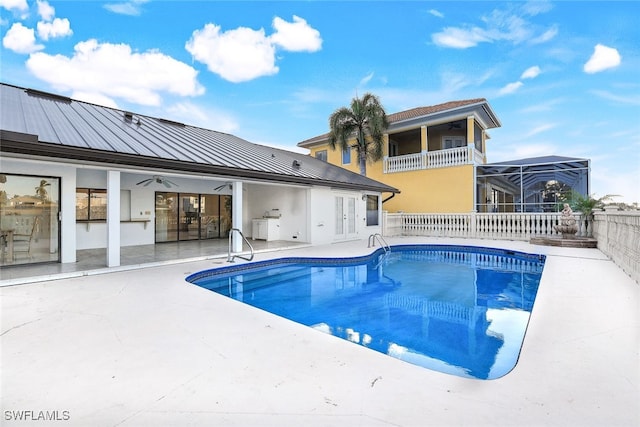 view of swimming pool with a patio area and ceiling fan