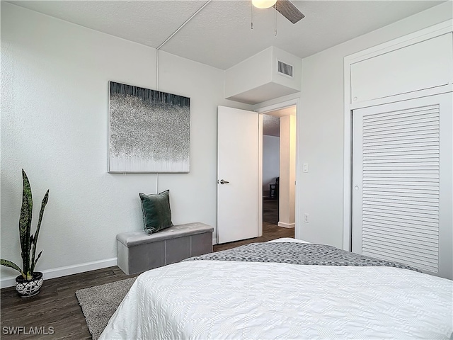 bedroom featuring dark hardwood / wood-style floors, ceiling fan, and a closet