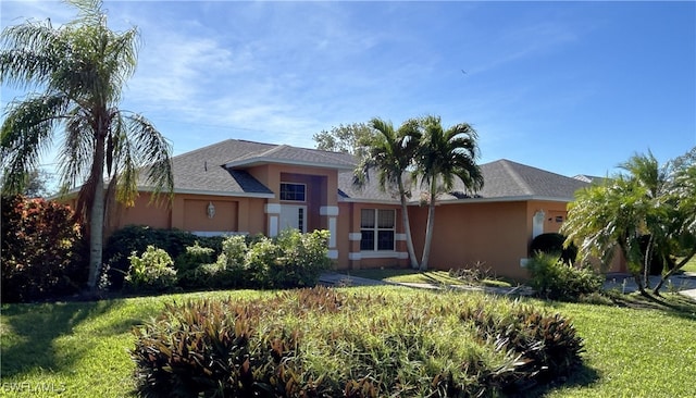 view of front of property featuring a front yard