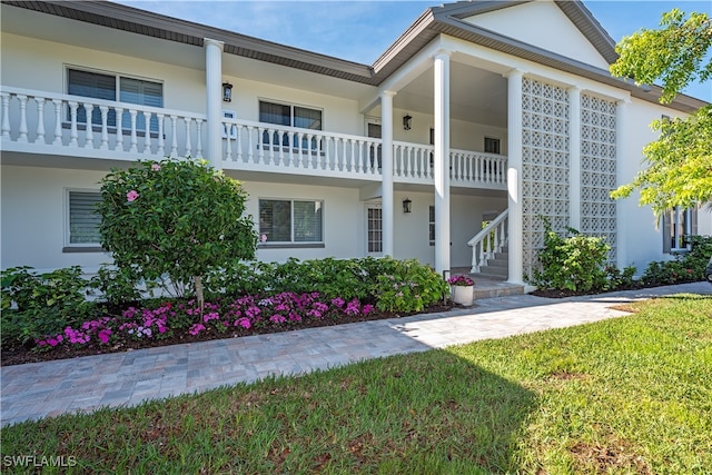 view of front facade featuring a front yard