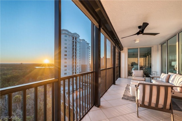 sunroom with ceiling fan