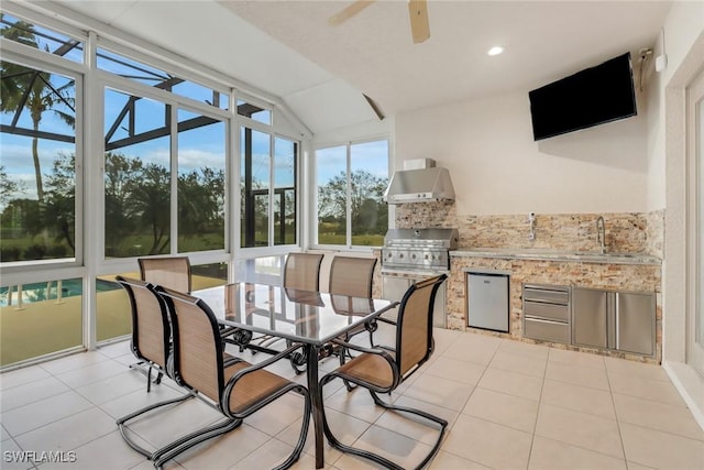 sunroom / solarium with ceiling fan and sink