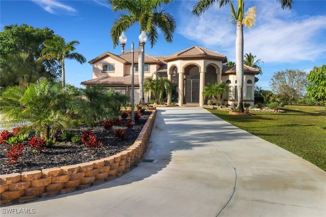 view of front of property featuring a front lawn