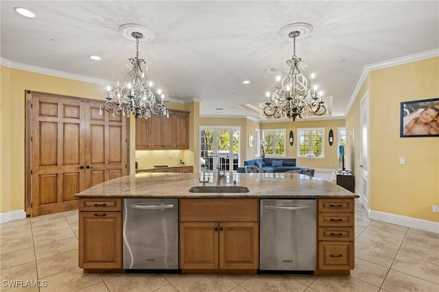 kitchen featuring sink, stainless steel dishwasher, a notable chandelier, an island with sink, and ornamental molding