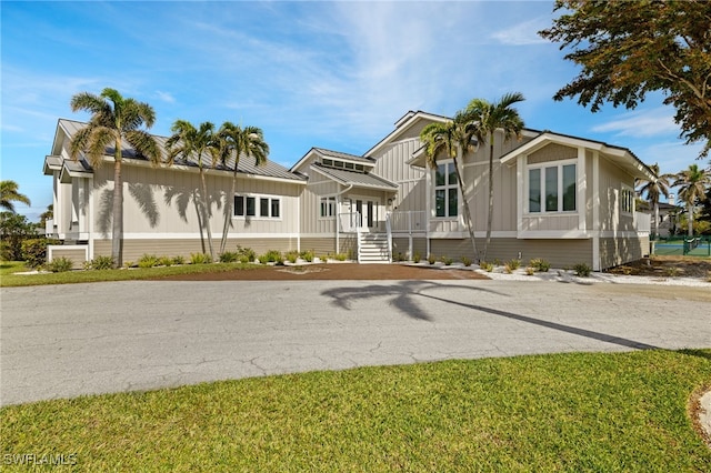 view of front of property with a front yard