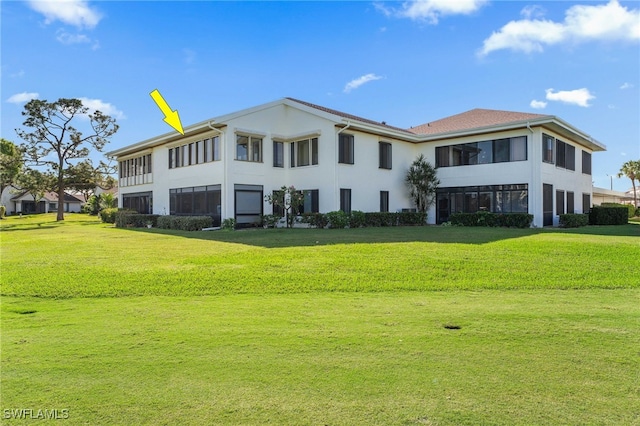 view of front of property featuring a front lawn