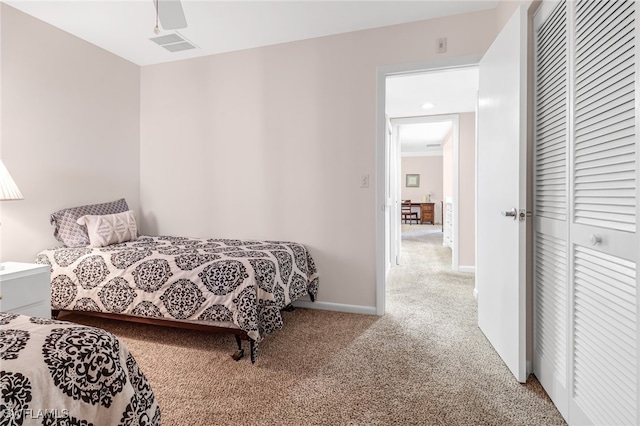 bedroom featuring carpet flooring, ceiling fan, and a closet