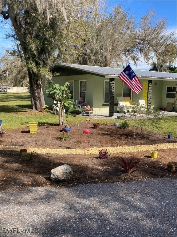 view of front facade with a front lawn