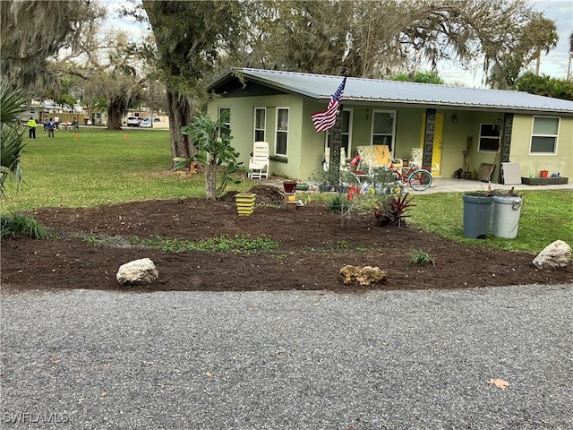 view of front of house featuring a front yard