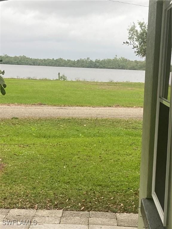 view of yard featuring a water view