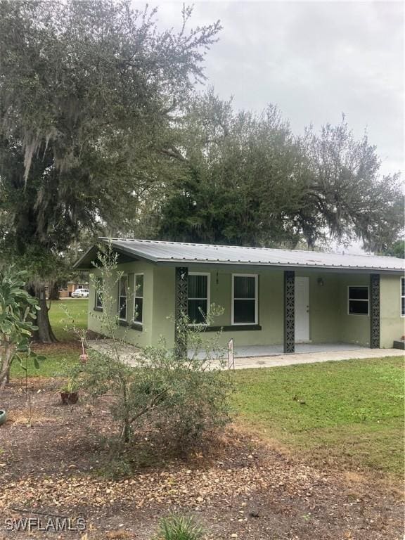 view of front of house featuring a front yard