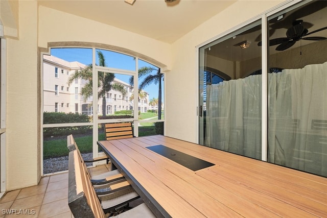 sunroom with ceiling fan