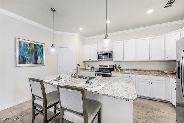 kitchen with decorative light fixtures, sink, stainless steel appliances, and a kitchen island with sink