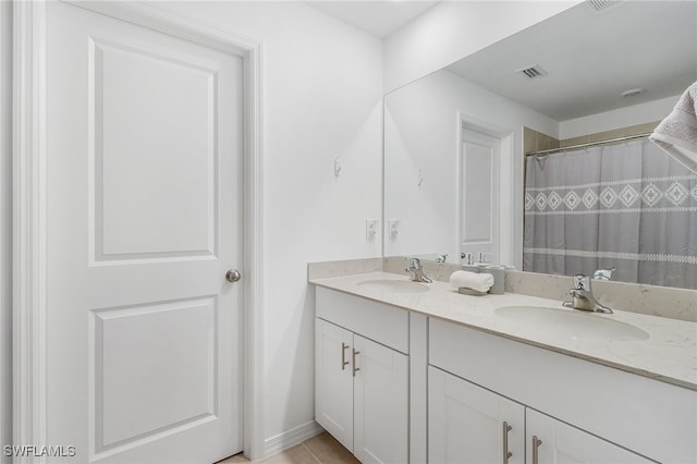 bathroom featuring a shower with shower curtain and vanity