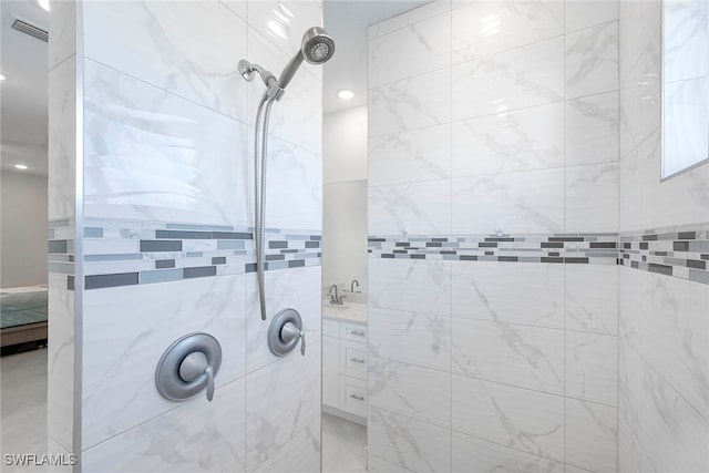 bathroom featuring a tile shower