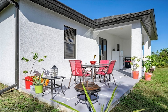 view of patio featuring an outdoor fire pit