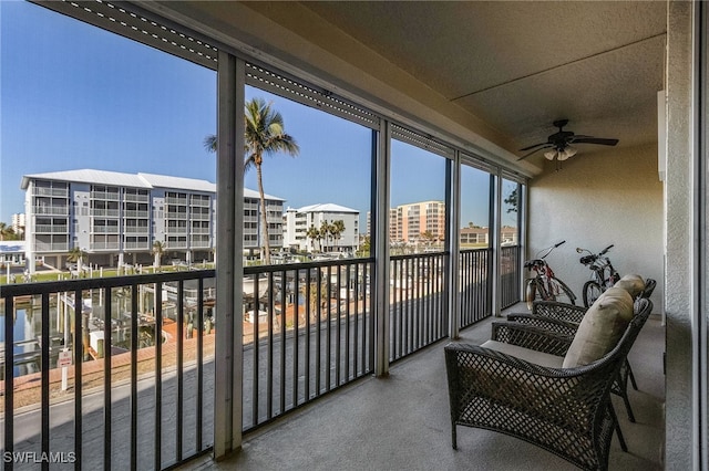 sunroom with ceiling fan