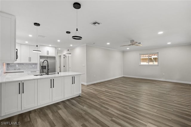 kitchen featuring white cabinetry, sink, ceiling fan, dark hardwood / wood-style floors, and ornamental molding