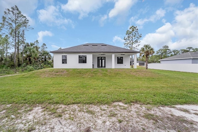 view of front facade with a front lawn and ceiling fan