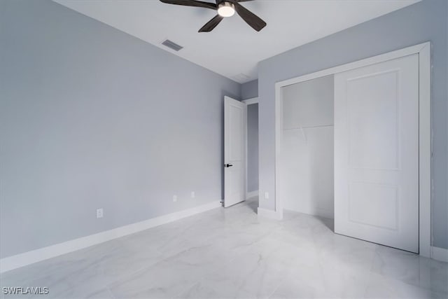 unfurnished bedroom featuring ceiling fan and a closet