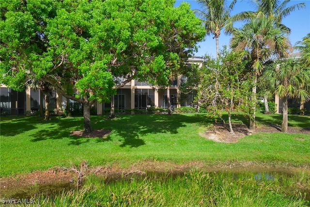 view of yard featuring a water view