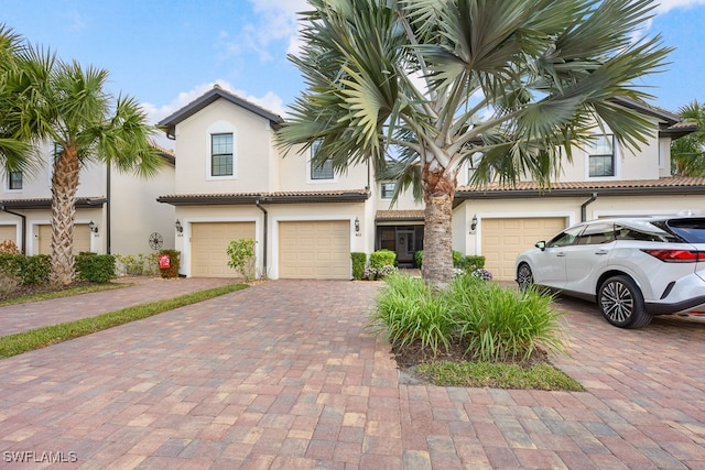 view of front facade featuring a garage