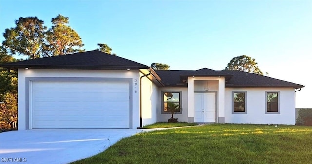 view of front of house featuring a front yard and a garage