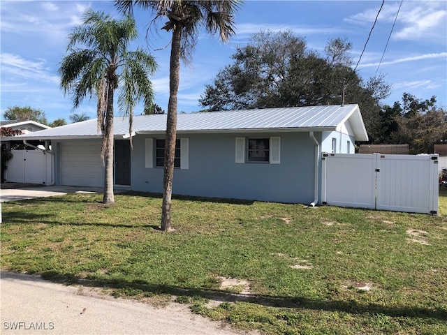 view of front of house featuring a front yard and a garage