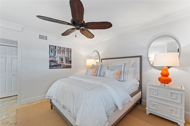 bedroom with ceiling fan, ornamental molding, and a closet