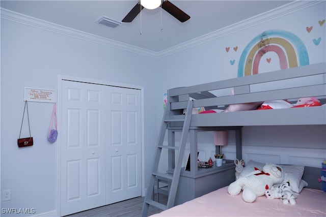 bedroom featuring ceiling fan, a closet, ornamental molding, and light hardwood / wood-style flooring