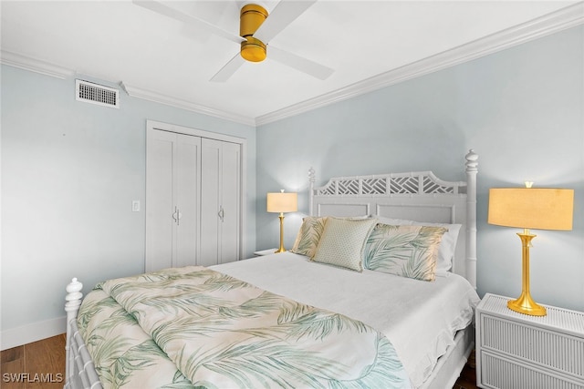 bedroom with dark hardwood / wood-style flooring, a closet, crown molding, and ceiling fan