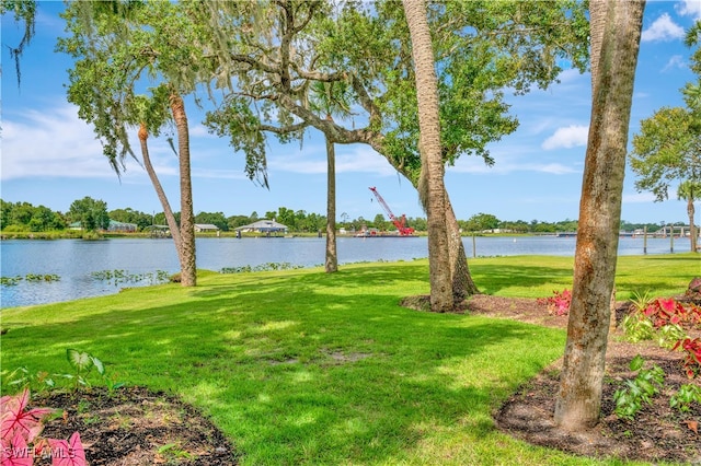 view of yard featuring a water view