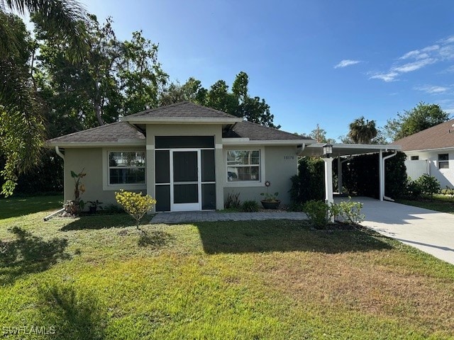 view of front of home with a carport and a front lawn