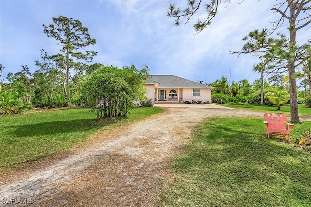 view of front facade featuring a front lawn