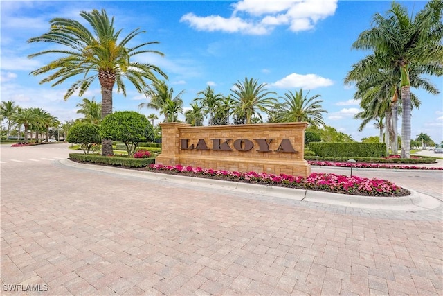 view of community / neighborhood sign