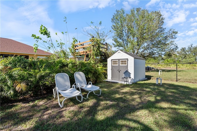 view of yard featuring a shed