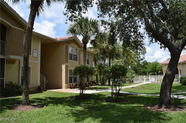 view of property's community featuring a lawn