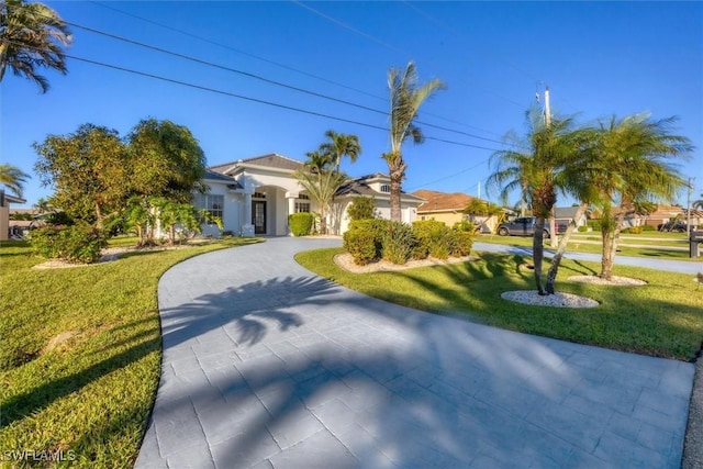 view of front of property featuring a front lawn