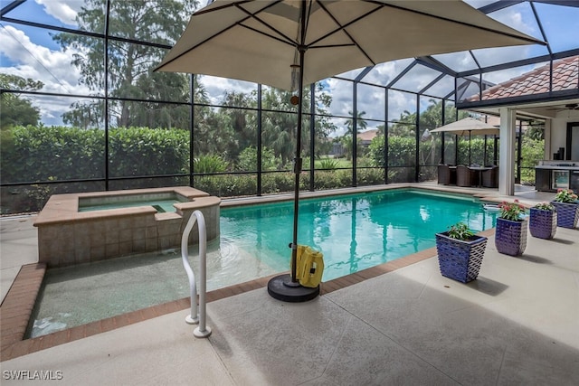 view of pool with an in ground hot tub, a patio, and a lanai